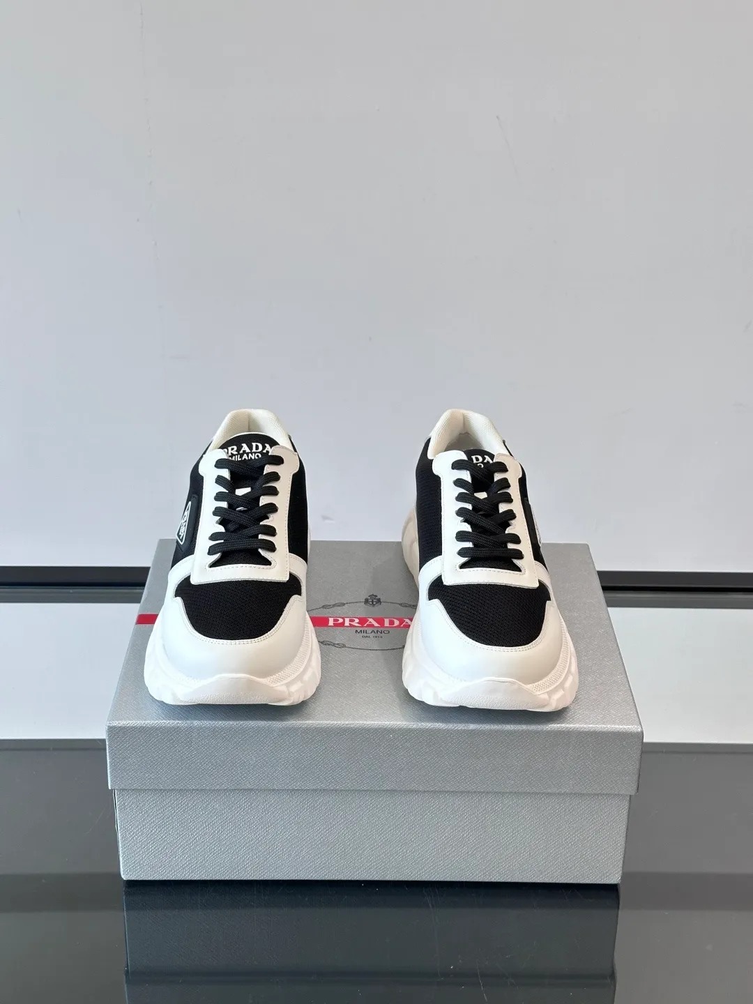 p440 "PRAD＊" men's new soft leather casual sneakers. This sneaker is made of Napa cowhide. The leather is soft and delicate, with a natural texture, which improves breathability. The rubber triangle logo on the outside embellishes the shoe body. The tongue and heel are decorated with brand letter logo details. Ultra-lightweight 6cm concave and convex rubber thick sole with PRADA letter logo on the side and cowhide lining. It feels comfortable on the foot and is exquisite and versatile! Size: 38-44 (45.46 customized)
